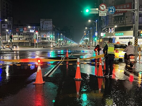 高市三民區博愛路和九如二路口，4日清晨5時10分許，路面突然隆起，還有水溢出路面，警方在現場拉起封鎖線。記者石秀華／翻攝