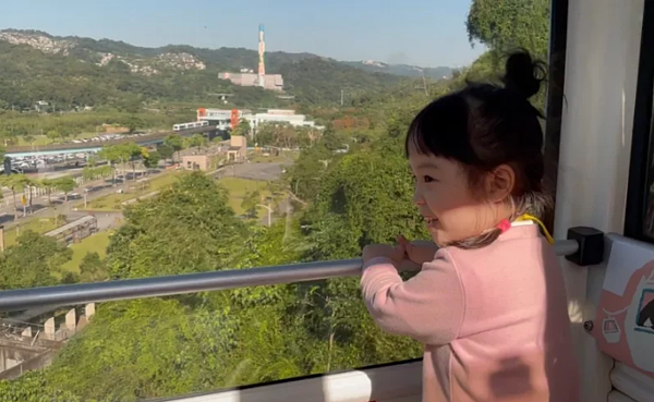 4月2日至4月5日期間,全國國小(含)兒童可至貓空纜車各車站兌換「免費搭乘券」1張,當日可無限次免費搭乘。圖/北捷提供