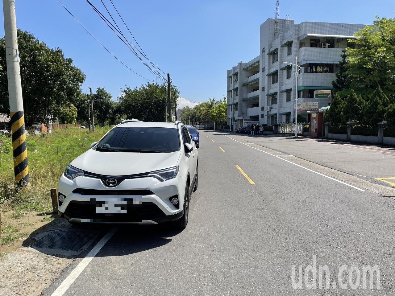 嘉市秀泰影城對面巷子,路邊常停滿汽車,警方針對壓到白線及超出者,加強取締。記者林伯驊/攝影