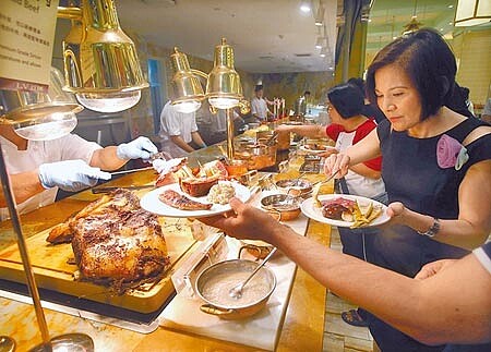 
餐飲業者直言，市場上有些「願意花多點錢的」，希望能有穩定且高檔的餐飲品質，成為新藍海。圖為疫情前民眾享用吃到飽美食。（本報資料照片）（禁止酒駕，飲酒過量，有害健康）
