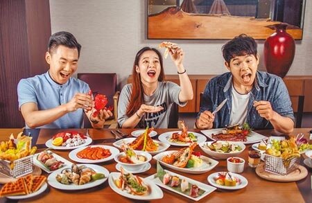 食材成本驚驚漲,五星級飯店及知名連鎖自助餐廳先後漲價,千元Buffet成「新地板價」。(本報資料照片)(禁止酒駕,飲酒過量,有害健康)