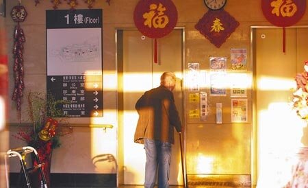 台灣都市雙老世代來臨,學者建議台灣可參考國外將房子賣給社福團體,由社福團體提供不同套餐、照顧長者起居。(本報資料照片)