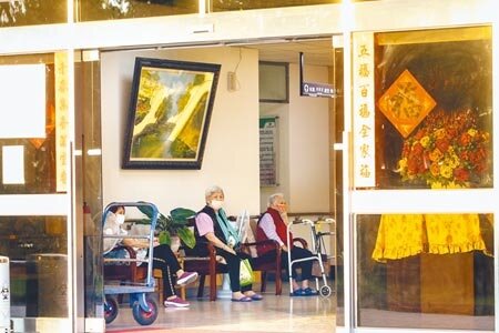 台灣雙老世代來臨,老人住宅問題大,如何讓老有所養,在宅老化成為政府一大挑戰。圖為清明連續假期,台北仁濟院附設仁濟安老所老人們,傍晚在大廳享受暖陽。(鄧博仁攝)