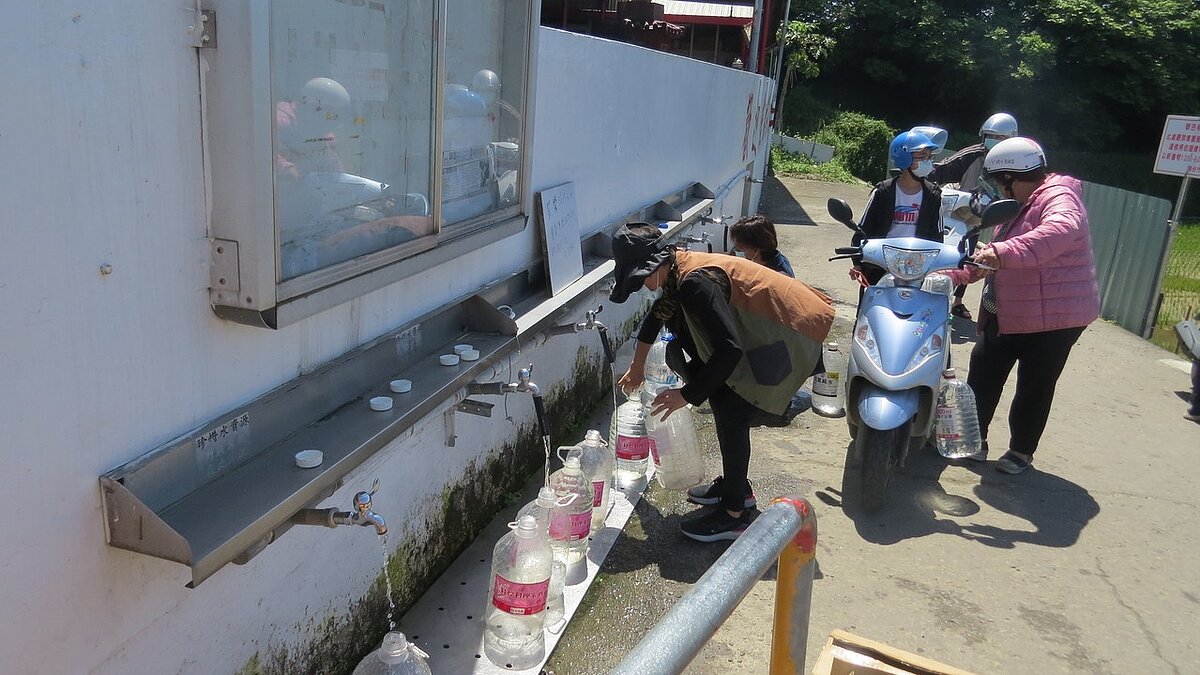 苗栗縣政府環保局抽驗頭份市石觀音山泉水大腸桿菌群超標10倍，但取用的民眾仍絡繹不絕。記者范榮達／攝影 
