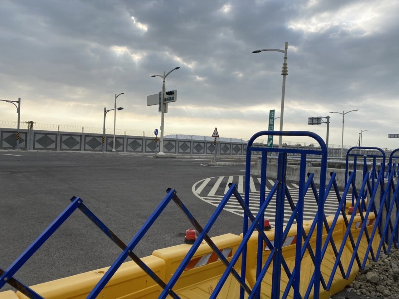 從高雄橋頭區典昌路至左營區中海路總長3.7公里的路段已陸續完工,進度卻在中海路止步。記者陳弘逸/攝影