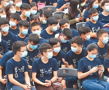 受少子化影響,大學錄取率連年攀升,今年不僅公立大學錄取率將突破4成,「天下歸公」的就學現象逐漸成形,總體錄取率更高達111.6%,創歷史新高。圖為台大109學年度開學典禮。(陳怡誠攝)