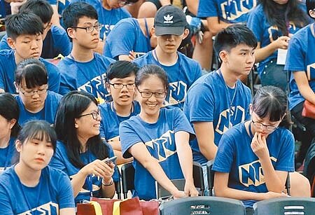 111學年度考招新制上路,大學申請入學一階篩選結果日前公告,台大有學系只要38級分就能過關,跌破眾人眼鏡。此為2018年台灣大學開學典禮。(本報資料照片)