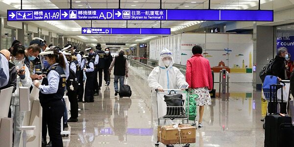 變種病毒Omicron來勢洶洶,本土確診案例持續增加,各保險公司推出的的防疫隔離疫苗險,買氣明顯增溫。圖/中時報資料照片