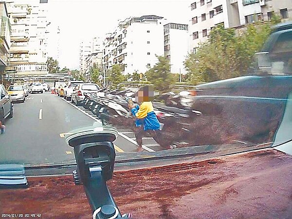 台北市警察局交通警察大隊4日發布新聞稿表示，北市12歲以下兒童行人事故約占整體兒童交通事故近2成，提醒家長外出時可做機會教育，教導小朋友安全過馬路應掌握「停看聽」。（台北市警察局交通警察大隊提供）