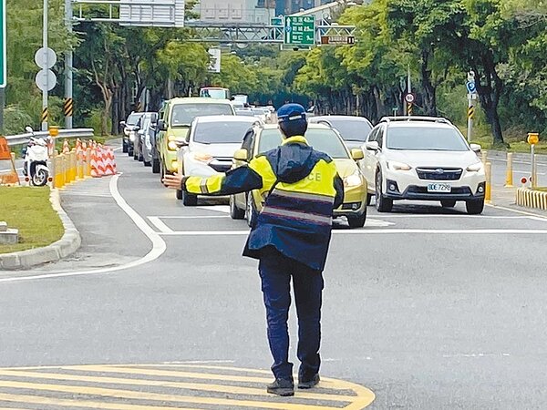 清明連假5日結束，蘇花路廊4日下午出現大量北返車潮，警方在各瓶頸路段疏導交通，依據過往經驗，要到深夜車流才會順暢。（新城警分局提供）