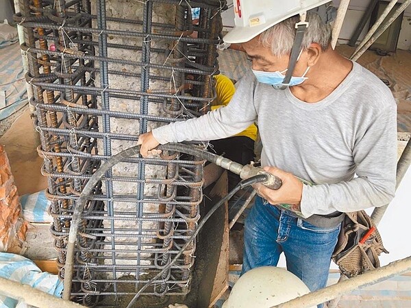 近期地震頻繁，為提高老舊房屋耐震度和防火效果，行政院和朝野立委已提出17個版本的「《建築法》第77條之1」修正案，預計本會期完成三讀。圖為基隆市的校舍正進行耐震補強工程。圖／基隆市政府提供