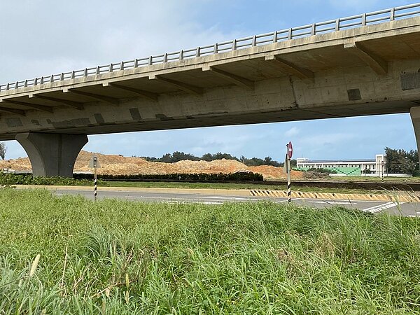 立法委員陳椒華近日揭露桃園新屋一處農地遭濫倒廢土及填埋廢棄物,地主葉霖鴻已檢舉一年多。圖/陳椒華提供