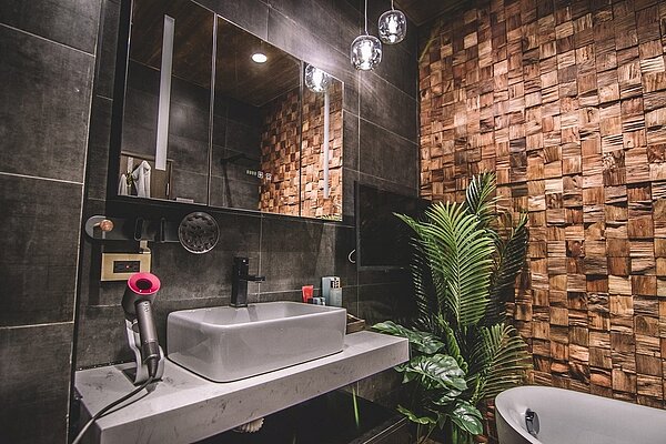 屏東租屋美爆！「附12萬浴缸、Dyson吹風機」不輸飯店　網紛喊：想搬家了