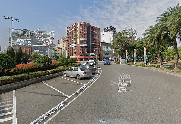 高雄邱姓工程師開車「鬼切」轉進停車格，害後方林姓男大生騎車剎停不及撞上，一審判邱男拘役40天、林男35天，可易科罰金。二審高雄高分院認為邱男車禍後10天才就醫開診斷證明書，無法佐證與車禍有關，改判林男無罪、獲賠14萬元，全案定讞。圖／取自GoogleMap