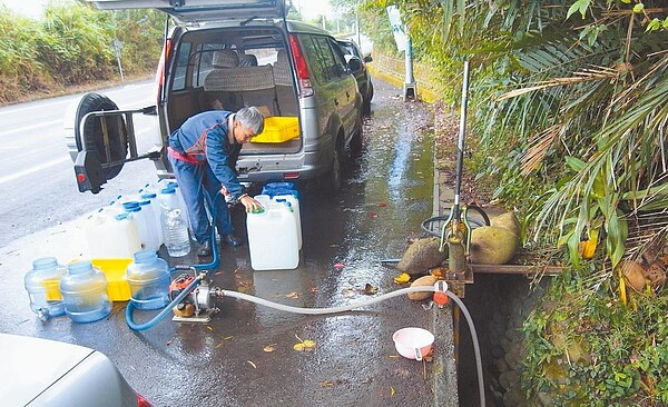 苗栗縣查驗3處山泉水不符飲用水水質標準，呼籲民眾煮沸再飲用。圖／苗栗縣環保局提供