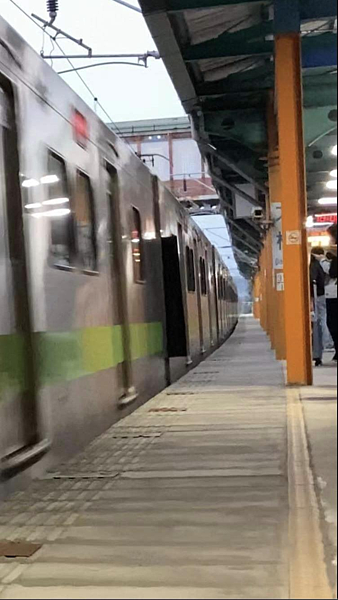 台鐵EMU900型區間車的黑色防墜板因強度不足，過彎時斷裂，導致防墜板在行駛中搖搖欲墜。圖／取自「台灣便當管理局-附屬鐵路部」臉書粉絲團