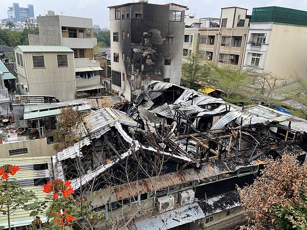 嘉義市共和街一排日治木造屋12日大火,7戶付之一炬,空拍可見整片嚴重毀損。圖/聯合報系資料照片