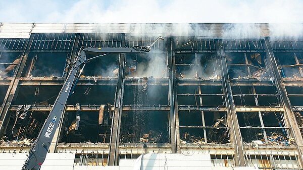 桃園美福倉儲和家樂福楊梅物流中心大火，消防員花了21天才將美福倉儲殘火處理完畢；合格建物大火，暴露倉儲不必有防火區劃和撒水系統等問題，桃園市府將建議修法。本報資料照片