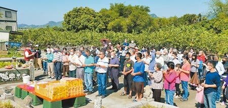 台南市楠西區鹿陶洋江家古厝5日近200多名子孫齊聚祭祖。(劉秀芬攝)