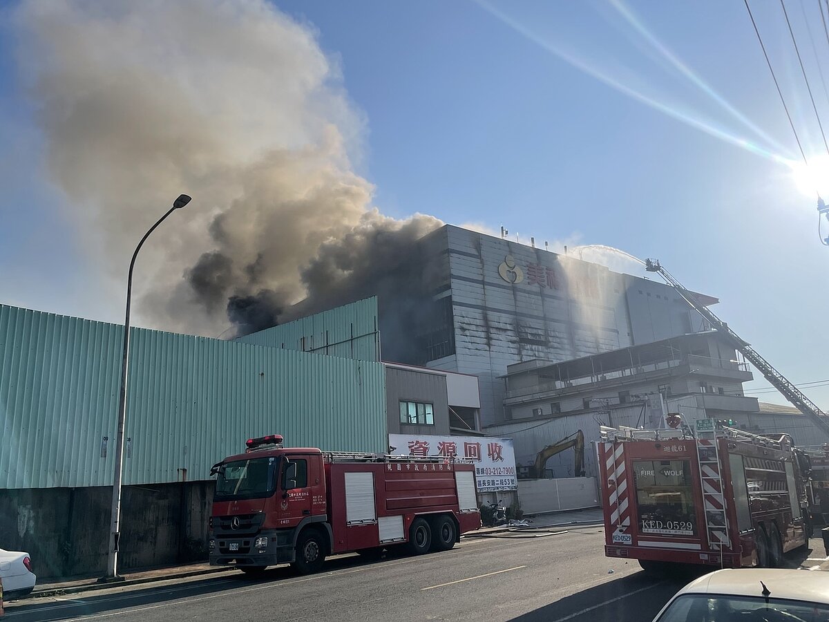 桃園美福倉儲大火,周圍居民連續多日忍受惡臭,環團認為,空汙法最重罰500萬元太輕了。圖/聯合報系資料照片