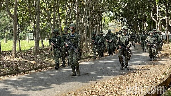 陸軍十軍團今傳兩名新兵受二階訓時確診。圖非當事人。記者莊祖銘/攝影