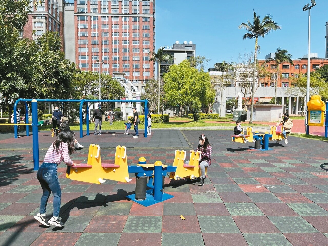 桃園市打造設有7處旗艦型遊戲場,設計過程中邀孩童參與,但議員認為類似遊戲場還有增設空間,應推廣到全市。圖為中壢光明公園。記者朱冠諭/攝影