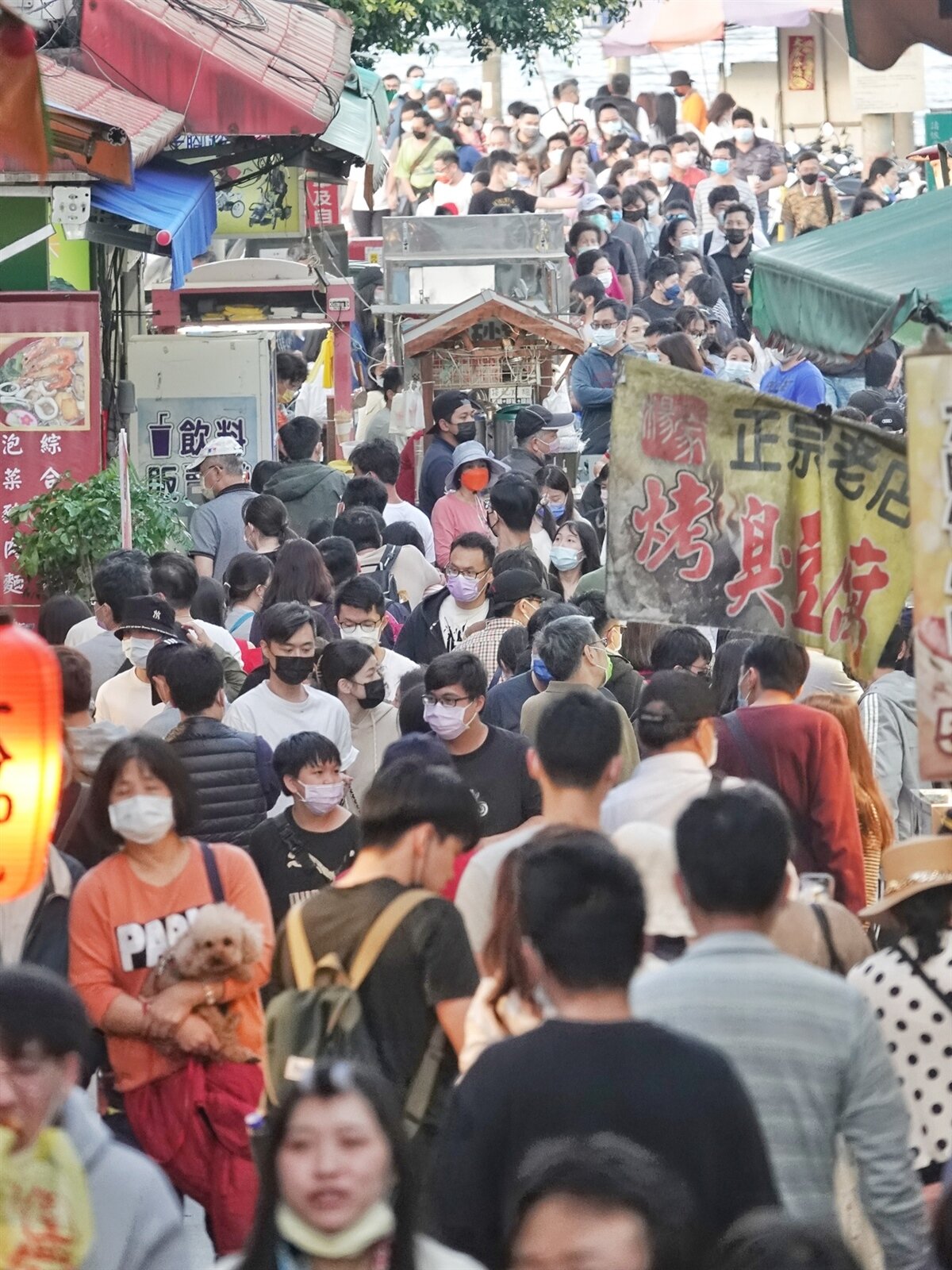 清明連假4天全台各景點人潮爆多,圖為八里左岸傍的人潮。報系資料照,記者邱德祥/攝影