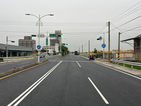 南科特定區L、M區聯外道路目加溜灣及西拉雅大道，長期路面不平引民怨，南市府爭取近億元經費，日前已完成主線AC鋪設工作，已大大提高用路舒適度。圖／台南市政府提供