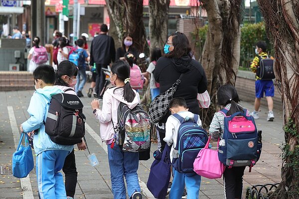 新北市有20多萬國小學童，僅38家合法課照中心，家長和民代籲市府輔導補習班轉型或請學校協助。圖／聯合報資料照片