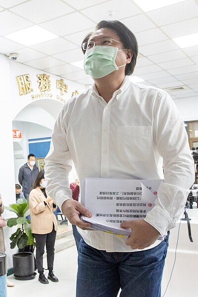 基隆市長林右昌因與確診警官合照未戴口罩,居家隔離10天,昨天解除隔離。他在居隔期間仍工作不停,瘦了3、4公斤。記者季相儒/攝影