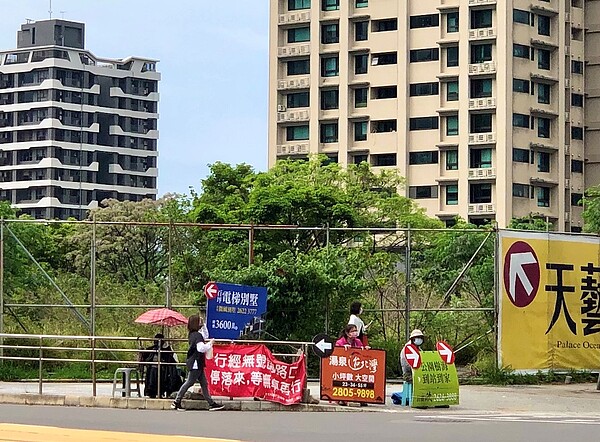 街頭舉牌。圖/好房網News記者蔡佩蓉攝影