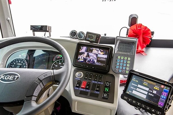 台南市長黃偉哲在臉書貼出公車司機視角照片,既要專注路況,還要注意儀表數據。圖/擷取畫面