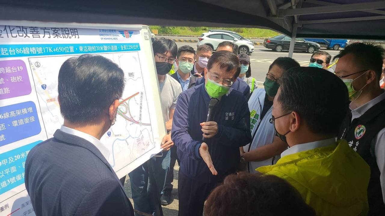 交通部長王國材（中）昨天到台南關廟現勘，他表示，為解決省道台86線和國道3號關廟交流道交會入口塞車問題，交通部擬高架化改善。記者黃宣翰／攝影 