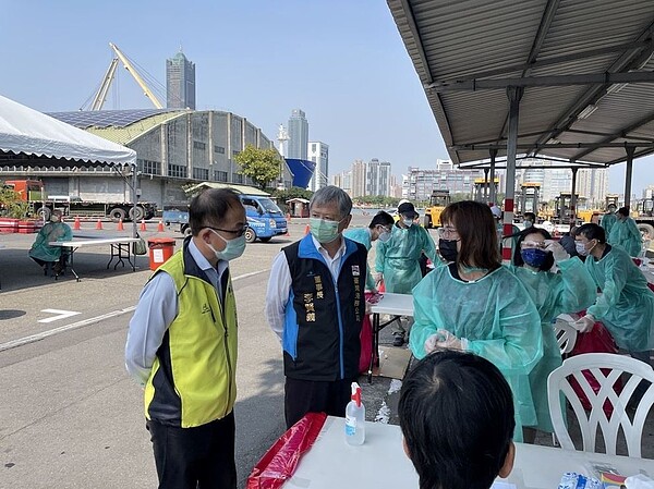 國內疫情拉警報，台灣港務公司表示，4月6日上班日進入高雄港區的相關工作人員，均需持4月5日以後之家用快篩陰性證明照片(或醫院檢測報告)，始能進入高雄港區作業。圖／港務公司提供