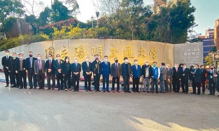 少子化,就連頂大也推出高額獎金挖學生,陽明交通大學就祭出「新生大禮包」向優秀學生招手。(陳育賢攝)