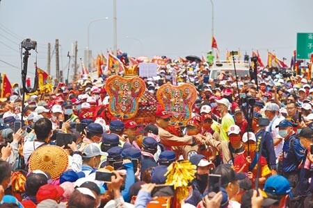 大甲媽遶境隊伍預計11日抵達嘉義縣新港奉天宮，奉天宮與縣府6日宣布，大甲媽進香期間，未持「疫苗3劑我OK」識別證不可入廟，祝壽大典及回駕儀式，須持識別證者才能參加，圖為去年大甲媽抵達嘉義縣盛況。（本報資料照片）