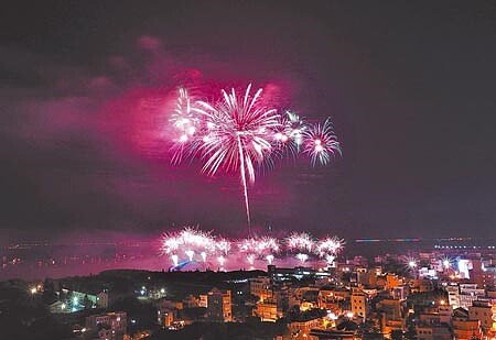 澎湖縣長賴峰偉決定2022年澎湖海上國際花火節在4月25日如期舉辦。(張茂雄攝)