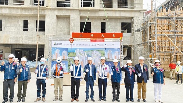 萬華青年社宅二期再傳跳票,圖為去年3月舉行上梁典禮。圖/都發局提供