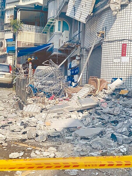 台北市再興社區日前傳出外牆崩塌,市議員王欣儀指出,該處整片山坡地社區均是38年以上老公寓,卻因位於環境敏感區等因素難以都更及改建。圖/北市府提供