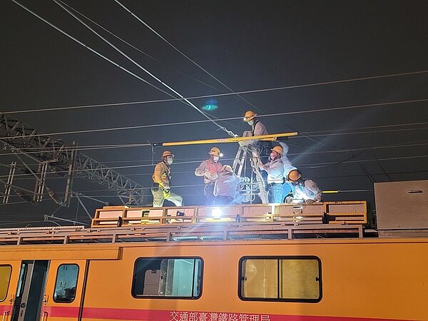 東南水泥施工事故,造成台電69KV輸電線路斷線,雙鐵皆受到影響。工程人員搶修畫面/取自陳其邁臉書