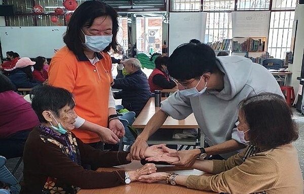 中華大學景觀建築系大三生張誠恩(右二)21歲就無償接下香山社區發展協會總幹事一職。圖/張誠恩提供