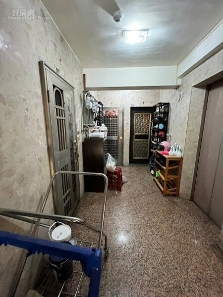 工務局指出,目前16層以上住宅大樓須辦理公共安全檢查申報,但15層以下住宅類大樓尚未施行,考量老舊公寓大廈改善需耗費較多經費時間,台南市政府自112年起,分期逐步將8~15層住宅類(H2)建築納入公共安全檢查。圖/台南市政府提供