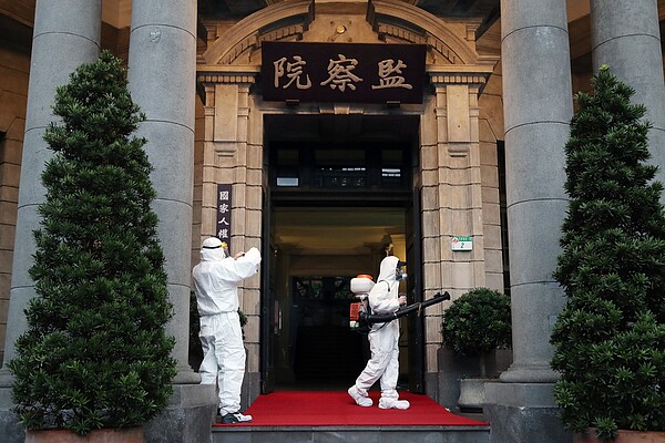 監察院傳出一員工確診、三名公務駕駛快篩陽性,院方昨針對院區全面加強消毒。記者蘇健忠/攝影