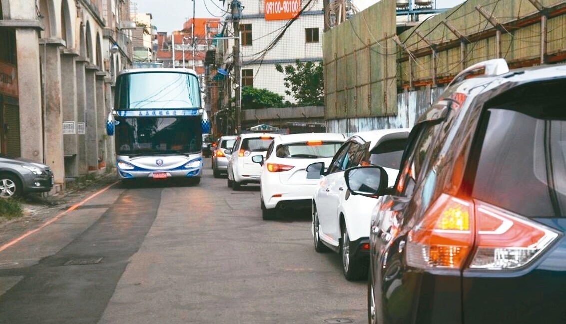 每年5月至10月期間為基隆市和平島地區觀光旺季，但停車空間有限道路狹窄，例假日常塞車，嚴重影響居民生活品質。記者游明煌／攝影 