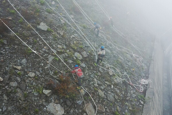 經12年修復工程,南橫在4月底全線有條件通車。圖為天池-向陽路段,「蜘蛛人」在山坡上施工。記者林澔一/攝影