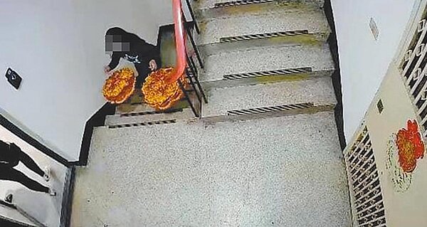 網友爆料有殯葬業者出租公寓給民眾辦喪事,捧著骨灰罈、神主牌進進出入讓住戶相當困擾。圖/摘自爆料公社