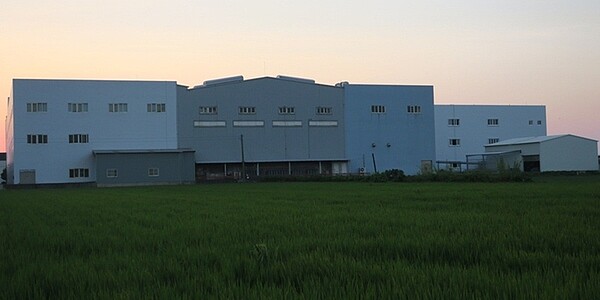 環保署7日預告修正工廠設立或園區興建或擴建辦法,調整部分用地環評標準,也預告修正環評審查標準,部分將放寬,為產業園區解套。圖為農地工廠。圖/中時電子報資料照片
