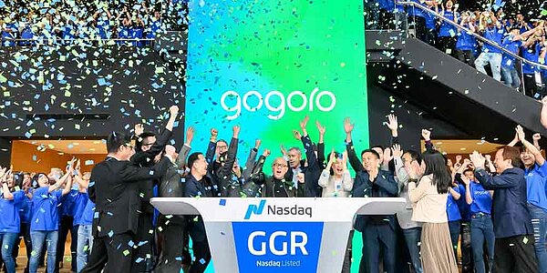 Gogoro創辦人、董事長暨執行長陸學森(中)率領公司高層與員工,於台灣時間7日晚上舉行遠距敲鐘儀式,慶祝公司股票在美國那斯達克掛牌上市。圖/業者提供