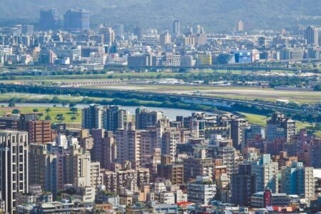 為了遏止炒房,平均地權條例修法,炒房最高可罰5千萬元。圖為台北市大直、內湖地區房地產與基隆河景觀。(本報資料照片)