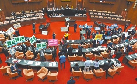 立法院內政委員會昨初審通過《國家安全法》修正草案，增訂「經濟間諜罪」及「國家核心關鍵技術營業秘密之域外使用罪」，違者最重可處12年有期徒刑，得併科最高1億元罰金，圖為立法院議場。（本報資料照片）